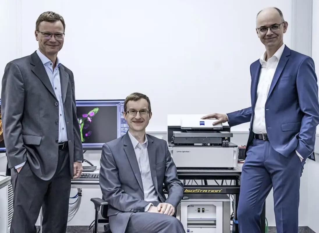  Các nhà phát triển kính hiển vi ZEISS Ralf Wolleschensky, Tiến sĩ Jörg Siebenmorgen và Tiến sĩ Thomas Kalkbrenner (từ trái sang) giành được giải thưởng Deutscher Zukunftspreis 2022 cho sự phát triển của ZEISS Lattice Lightsheet 7. 
