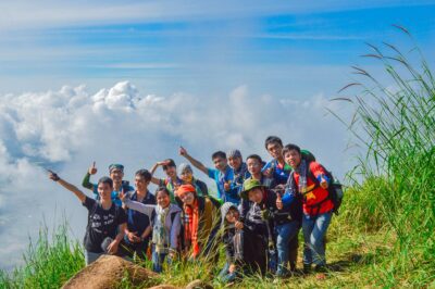 một nhóm người chụp hình vào ban ngày