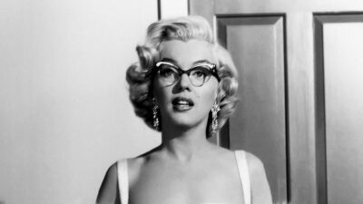 Marilyn Monroe đeo gọng kính mắt mèo