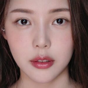 người có mắt hạnh nhân