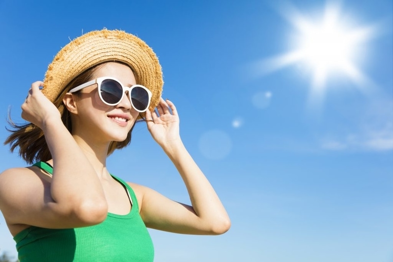 hình ảnh phụ nữ đeo mắt kính râm