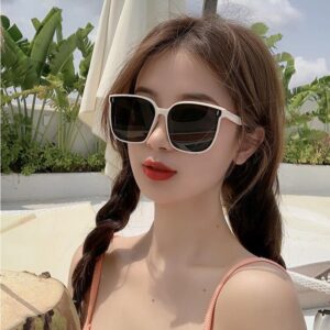 cô gái đeo kính đen vuông oversize