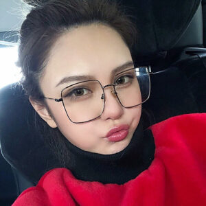 người đeo gọng kính vuông oversize