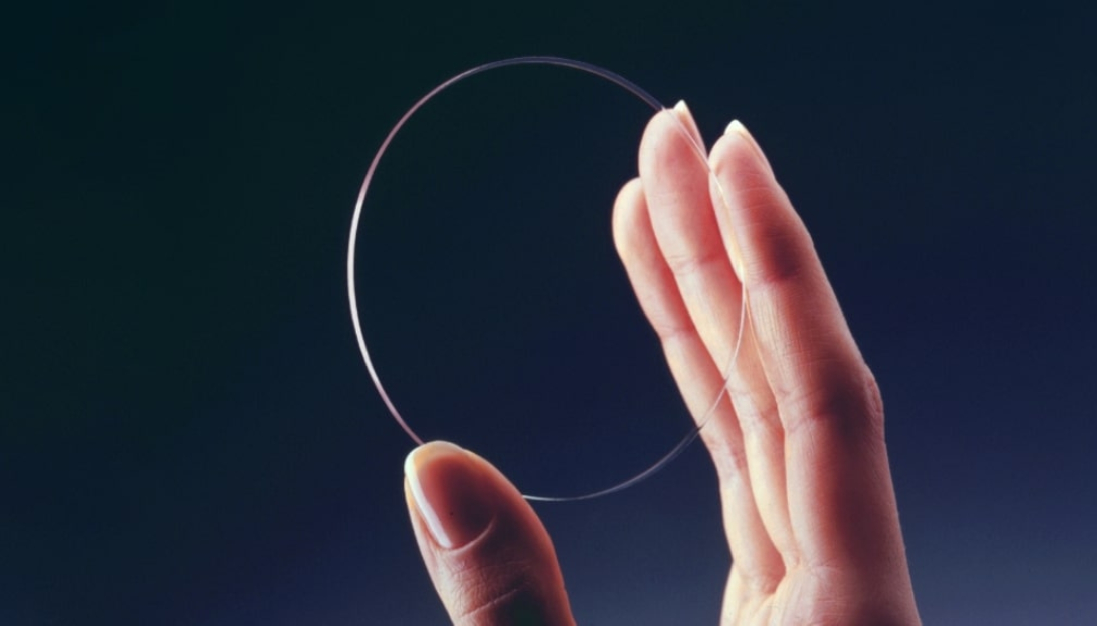 bàn tay đang cầm tròng kính