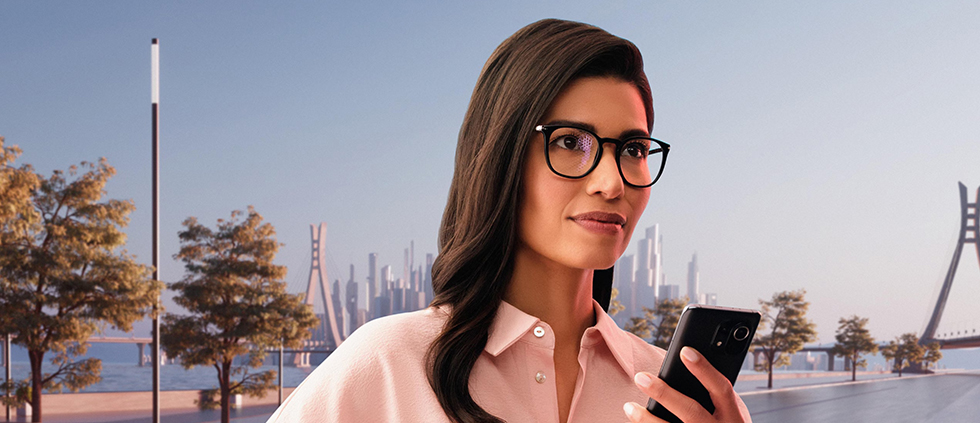 cô gái đeo tròng kính Essilor Varilux