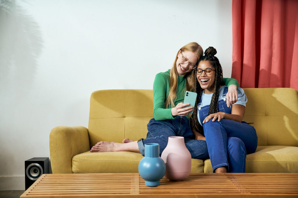 hai người đang xem điện thoại trong nhà