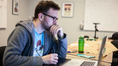 người đàn ông đang nhìn vào màn hình laptop