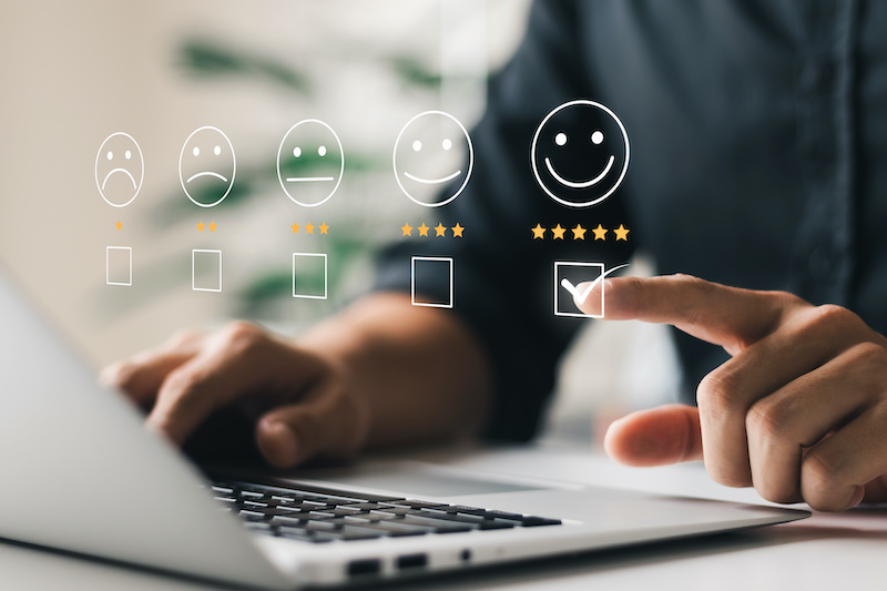 đánh giá của người dùng. Hình ảnh khách hàng chọn đánh giá 5 sao