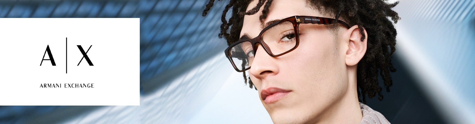 người mẫu đeo kính armani exchange