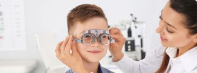 Bác sĩ đang khám đo mắt cho một bé trai