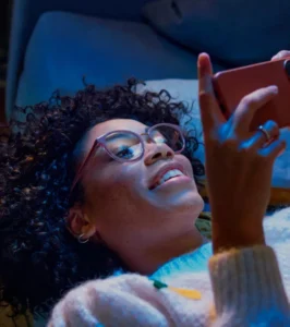 cô gái đang nhìn điện thoại