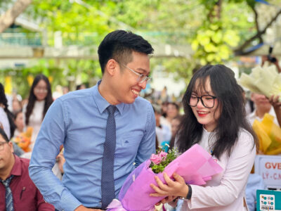 cô gái đưa hoa làm quà tặng 20/11 cho thầy giáo