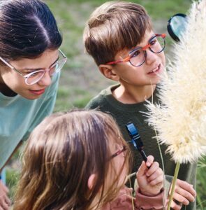 ảnh trẻ em đang khám phá thế giới xung quanh | Zeiss MyoCare