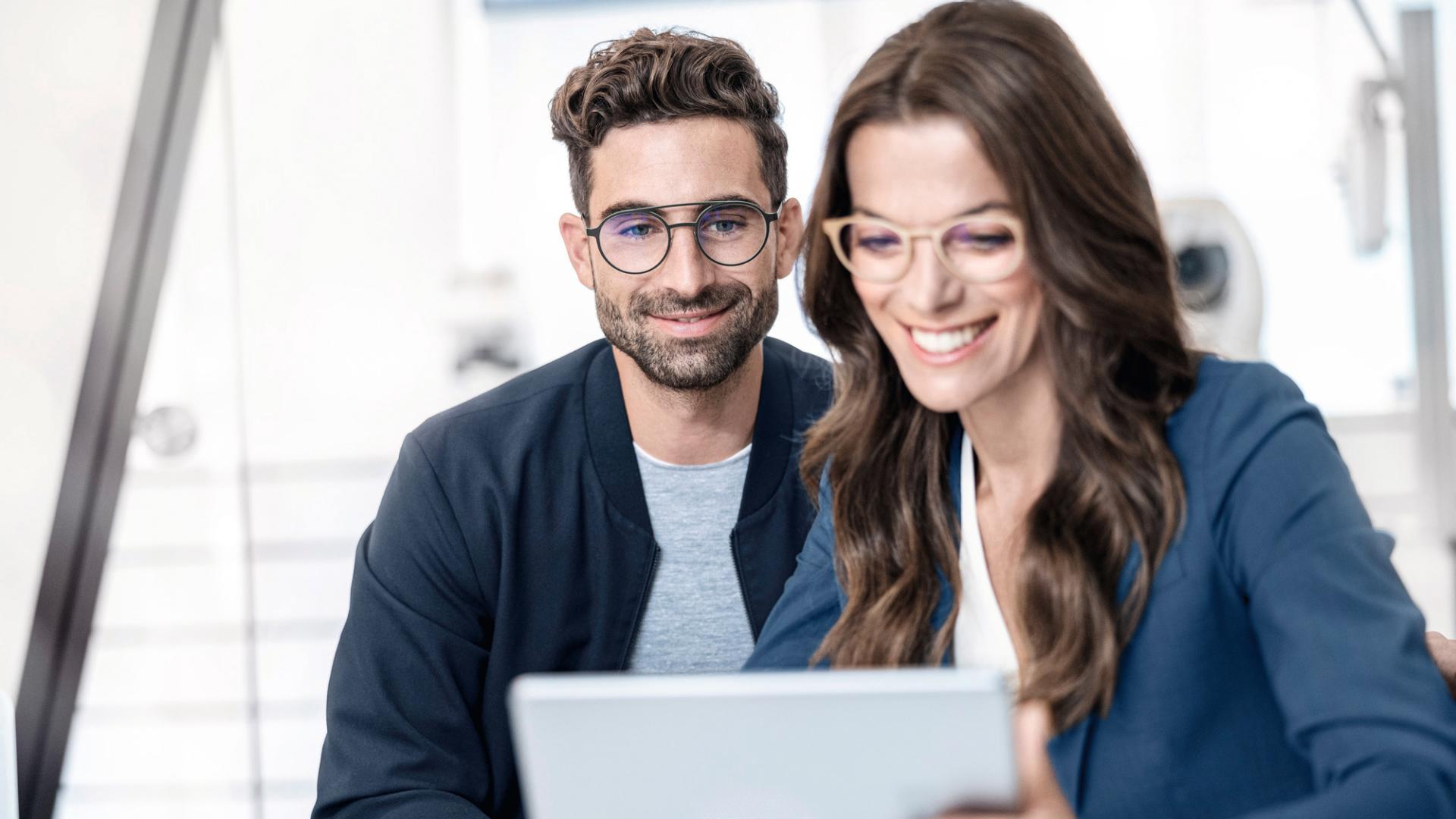 hai người đeo tròng kính Zeiss