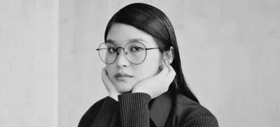 người phụ nữ đeo gọng kính tròn, ảnh đen trắng