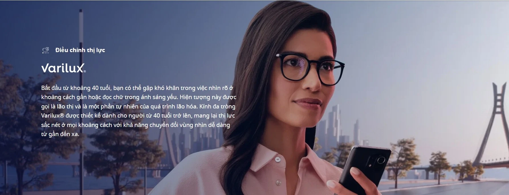 Cô gái đeo tròng kính Essilor Varilux Liberty 3.0 cùng thông tin về tròng Varilux