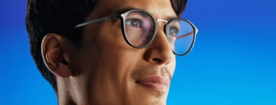 người đàn ông đang đeo tròng Essilor Varilux XR Series