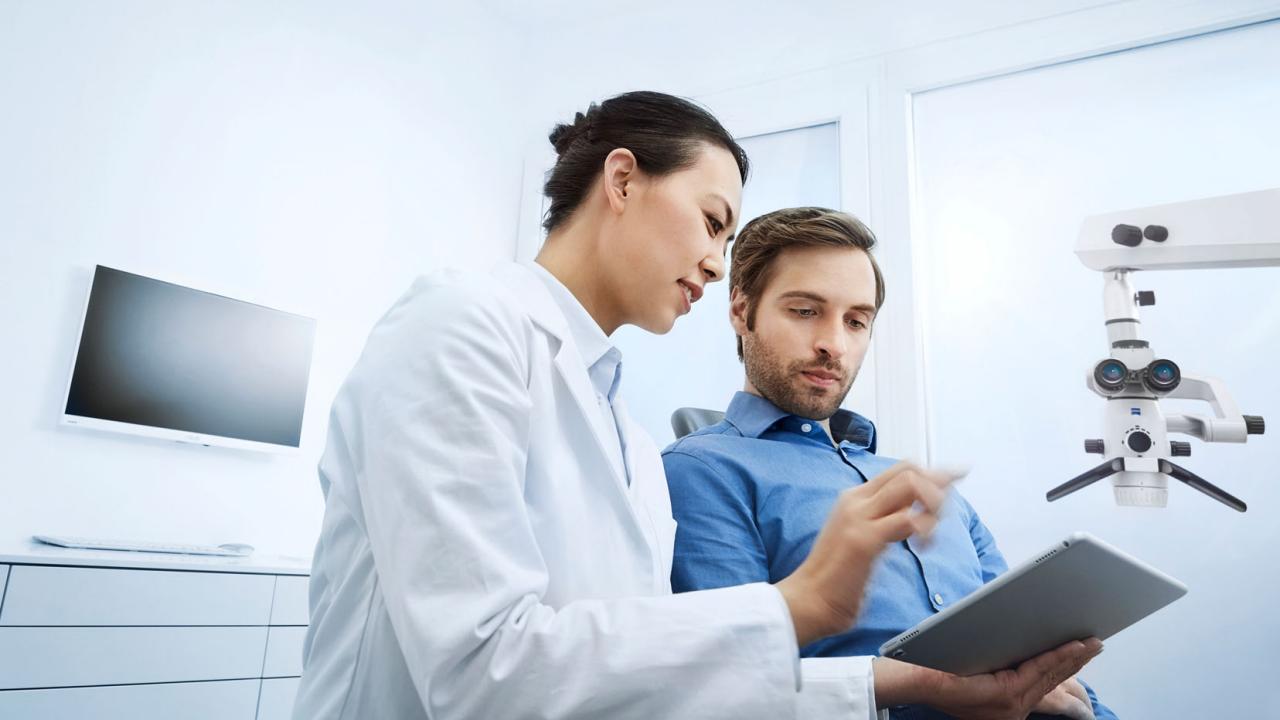 bác sĩ đang nói chuyện với bệnh nhân