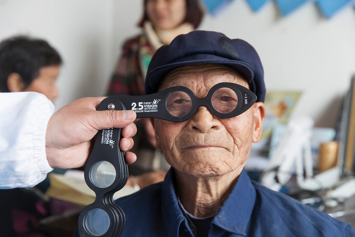 ông lão đang đo mắt