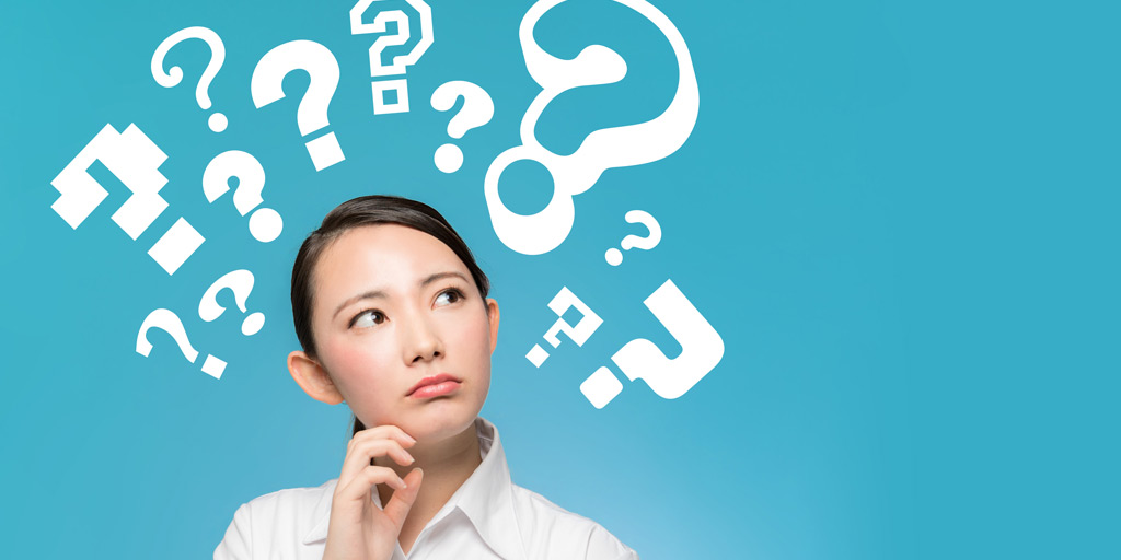 một người phụ nữ với những dấu chấm hỏi đằng sau