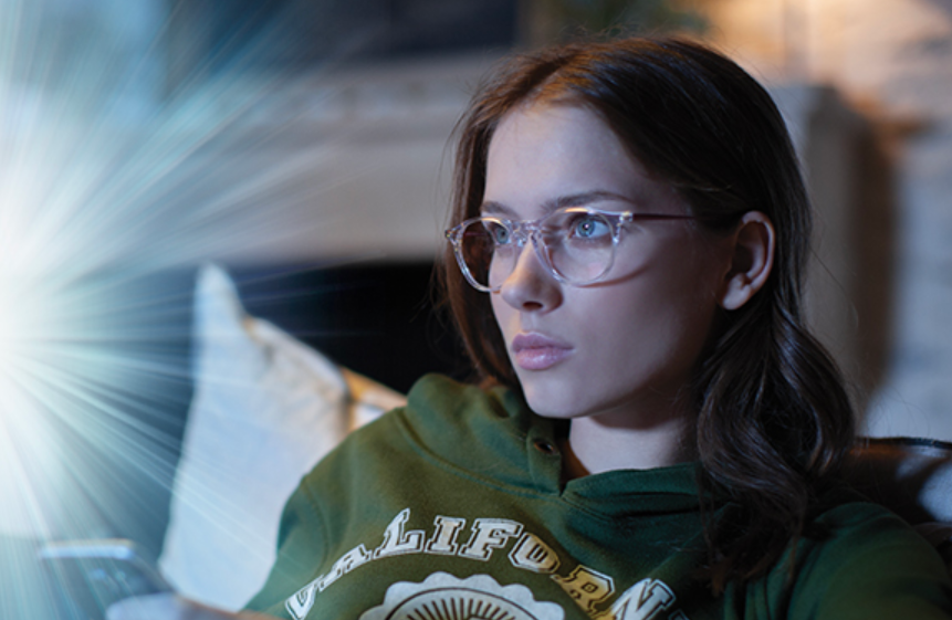 người đeo kính Essilor Blue UV