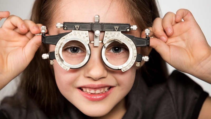 trẻ em đeo kính đo mắt