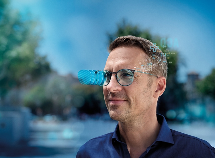 người đàn ông đeo tròng kính Rodenstock