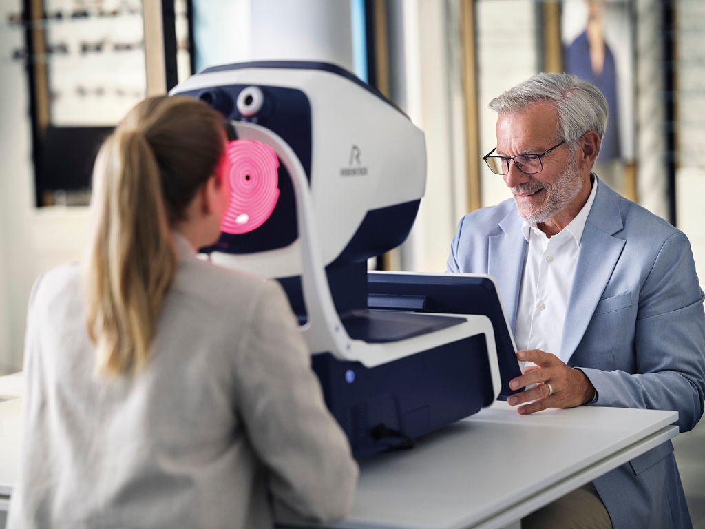 khách hàng đang đo mắt cho tròng kính Rodenstock