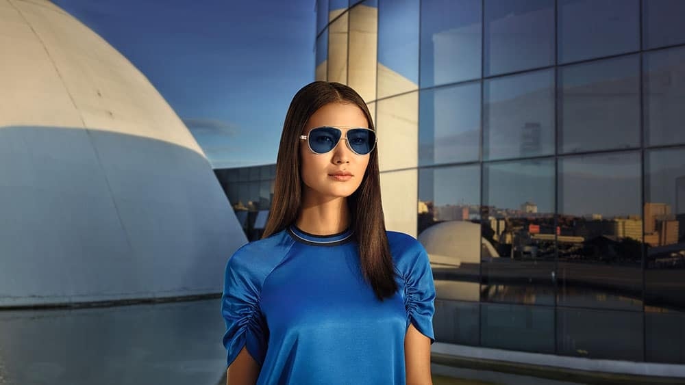 cô gái đeo tròng Essilor Transitions Xanh Biển Sapphire