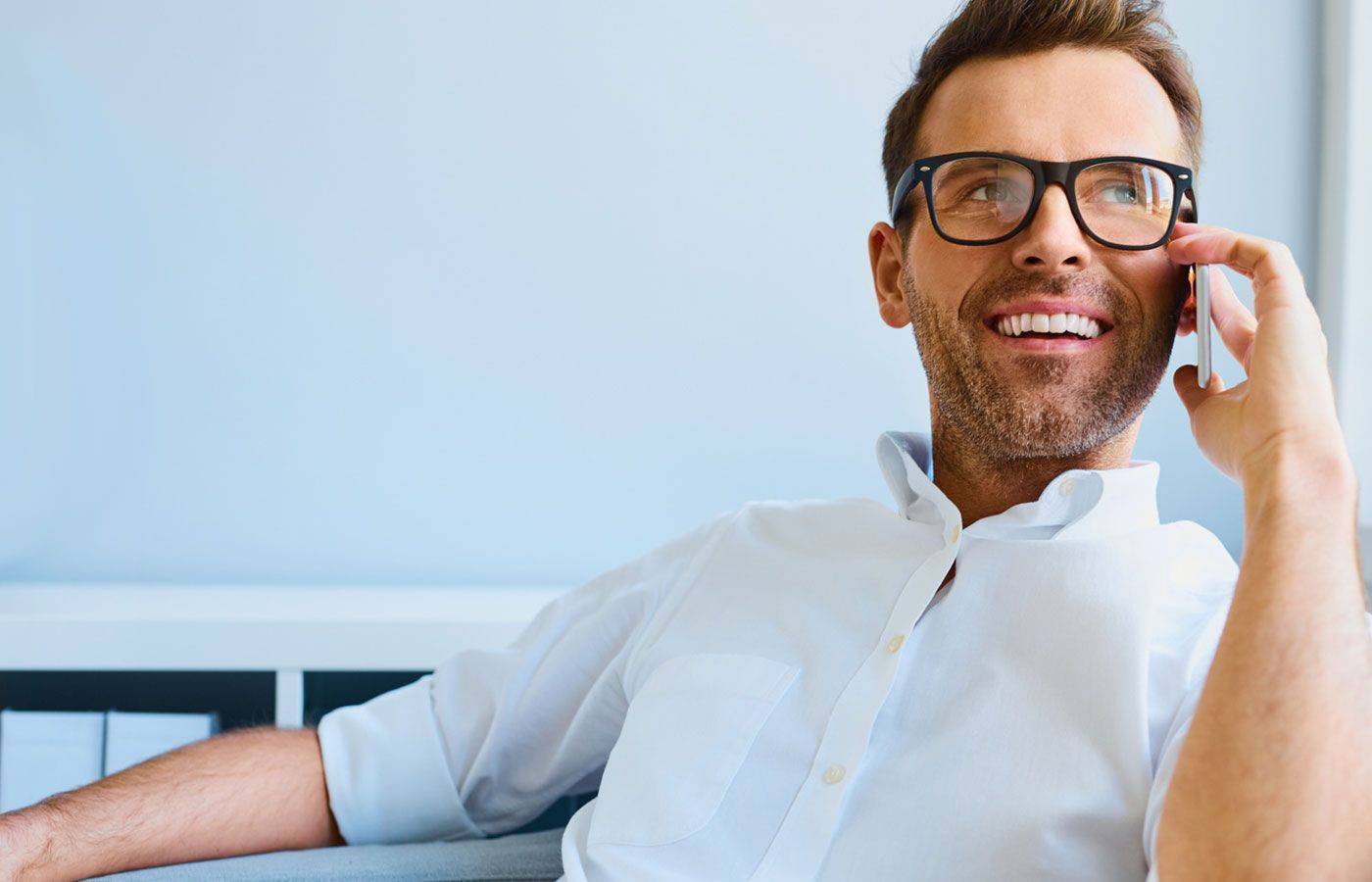 người đàn ông đeo kính Essilor Crizal Sapphire 1.56