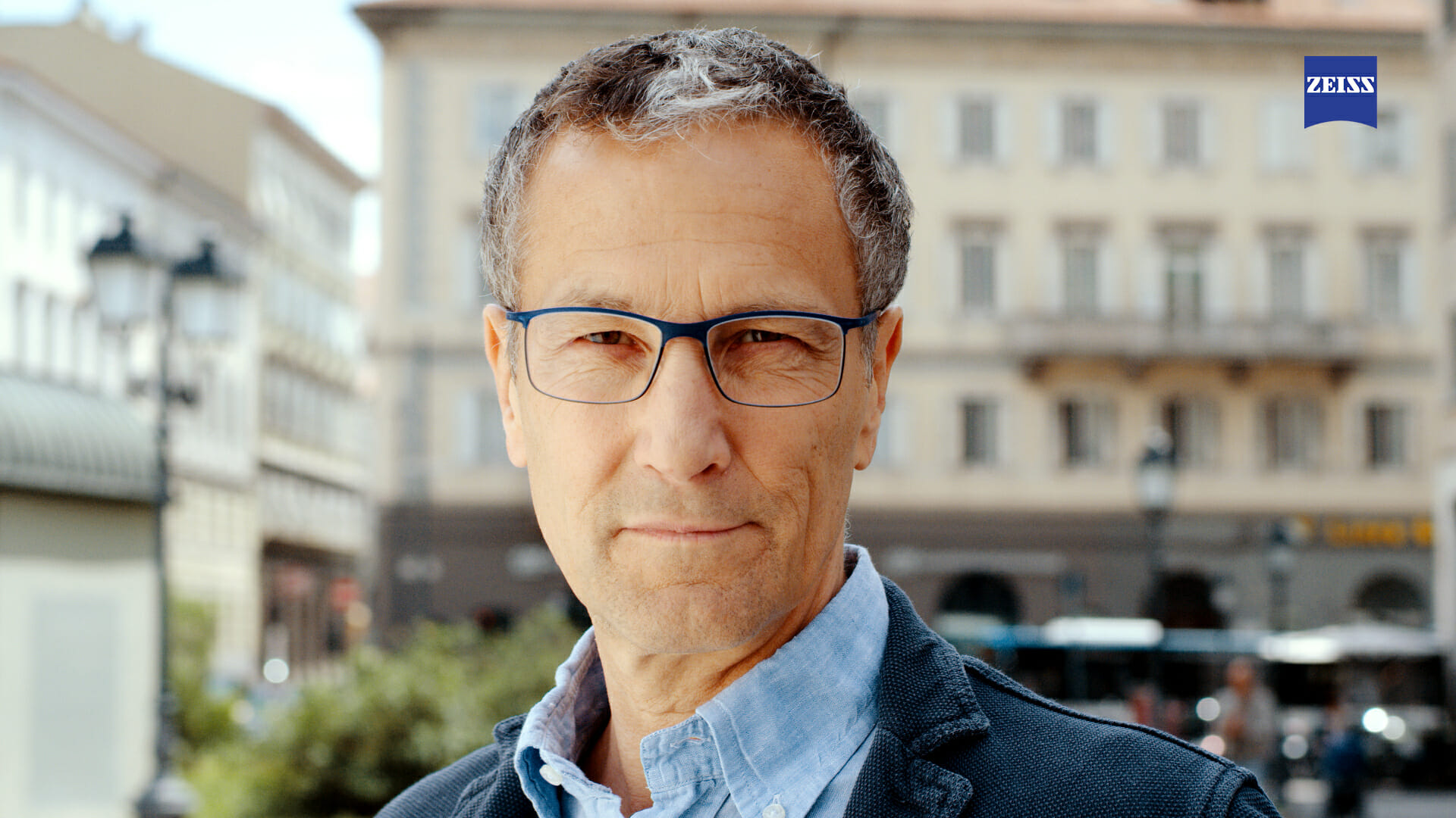 người dùng đeo kính Zeiss UVProtect ngoài trời nắng