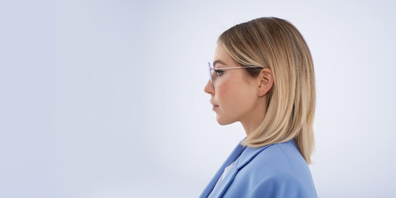 Cô gái đeo tròng kính Zeiss mỏng nhẹ