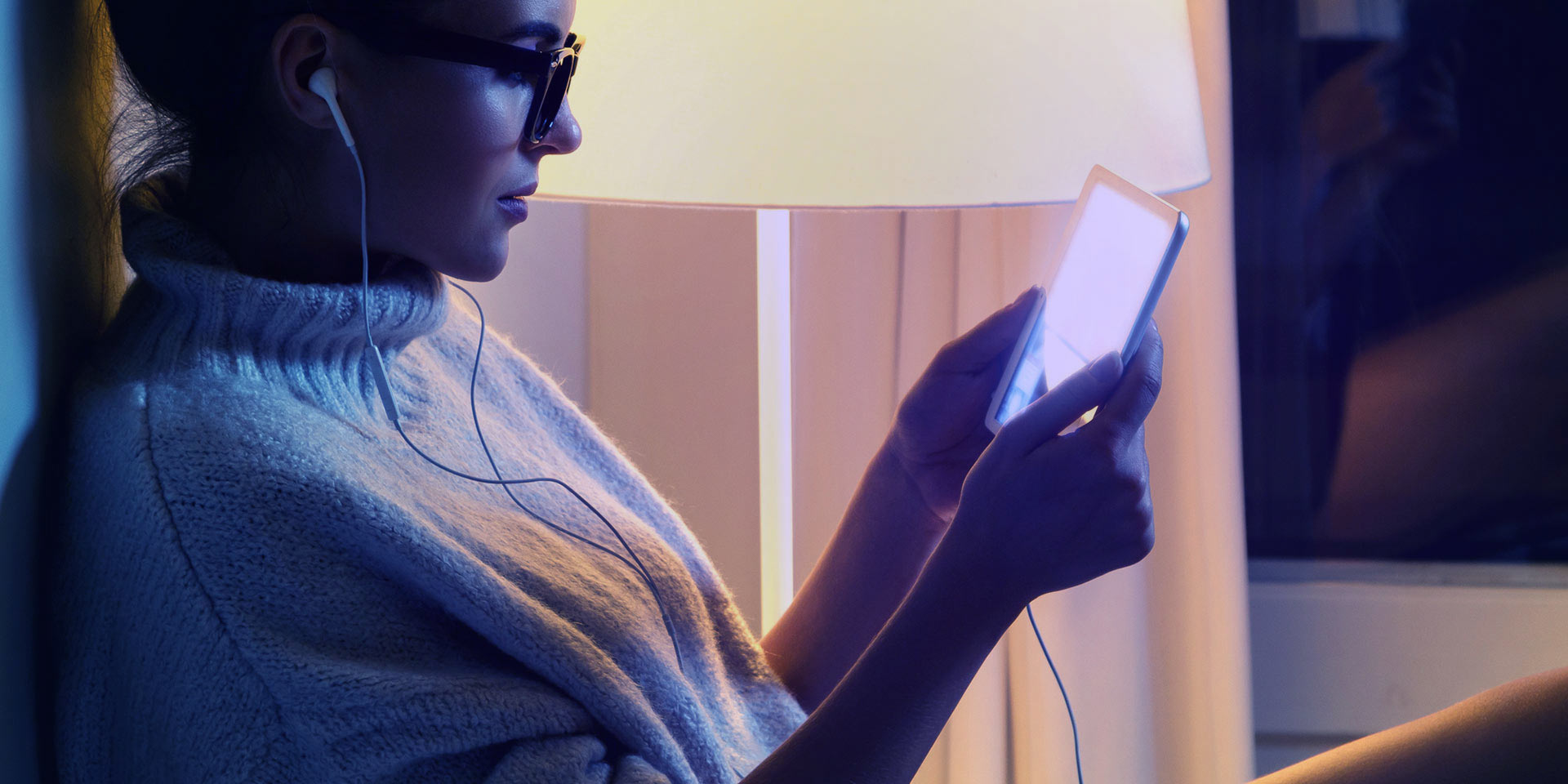 người đeo tròng kính Zeiss chống ánh sáng xanh đang nhìn màn hình ipad