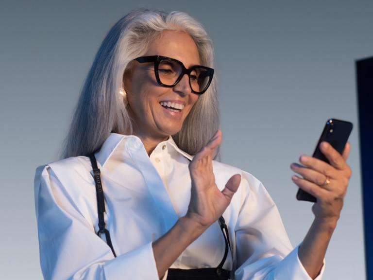 người phụ nữ đeo tròng kính Zeiss BlueGuard