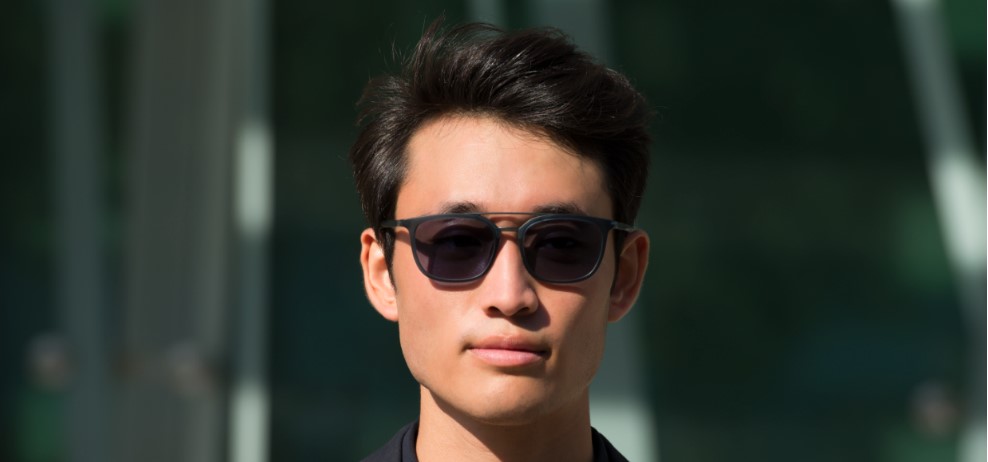 người nam đeo kính Essilor Transitions Xanh Biển Sapphire