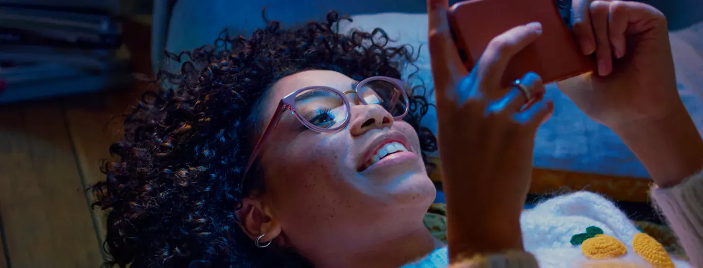 cô gái đang đeo tròng kính Essilor Eyezen Start