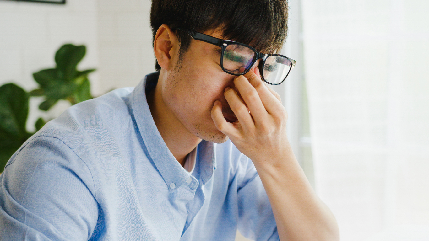 một người đang nhức mỏi mắt