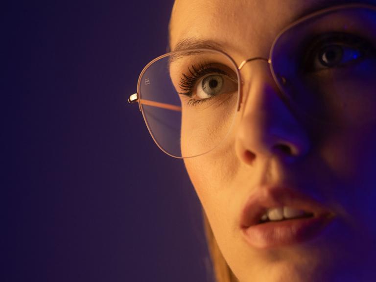 tròng kính Zeiss ít phản chiếu trước ánh sáng xanh hơn 50% (so với lớp phủ Zeiss Duravision BlueProtect)