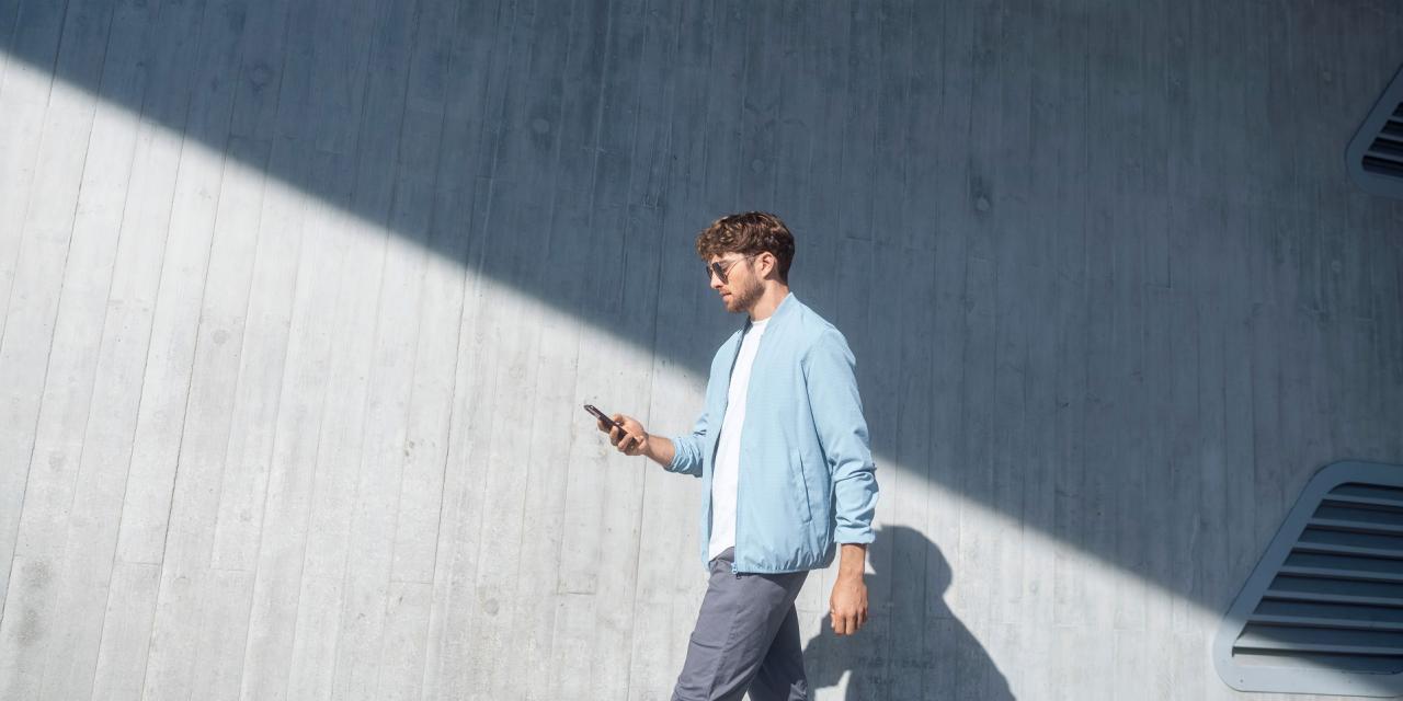 người đàn ông đeo kính Zeiss PhotoFusion X