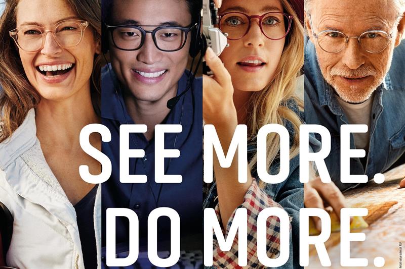 bốn người đeo tròng kính Essilor Eyezen Crizal cùng dòng slogan: See more do more.