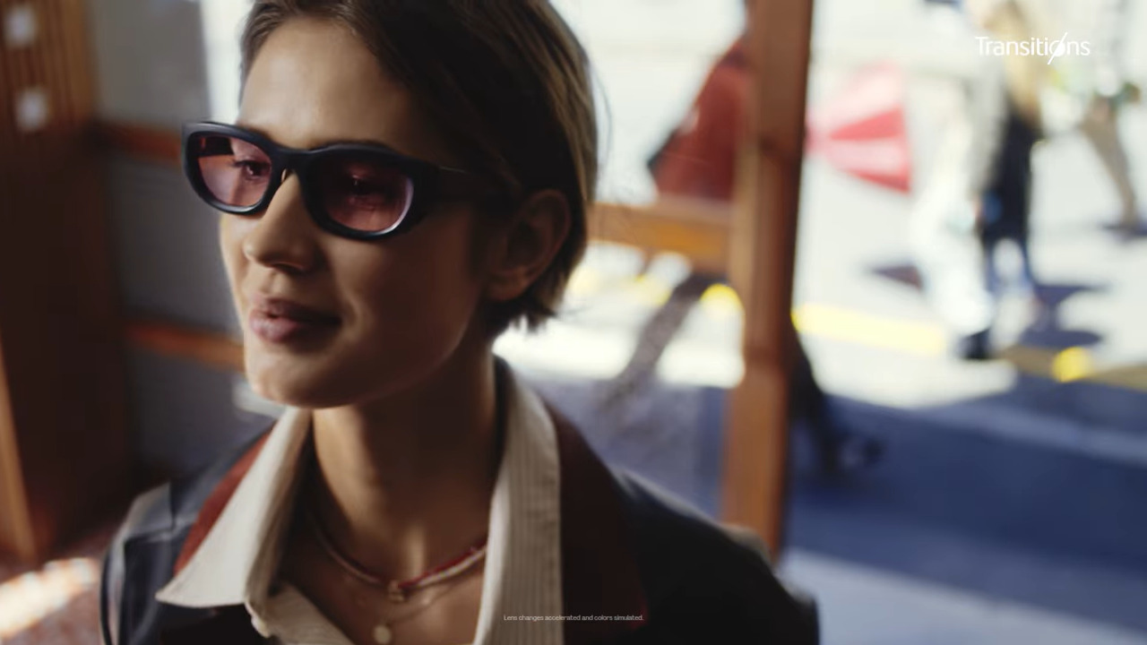 cô gái đeo tròng kính Essilor Transitions