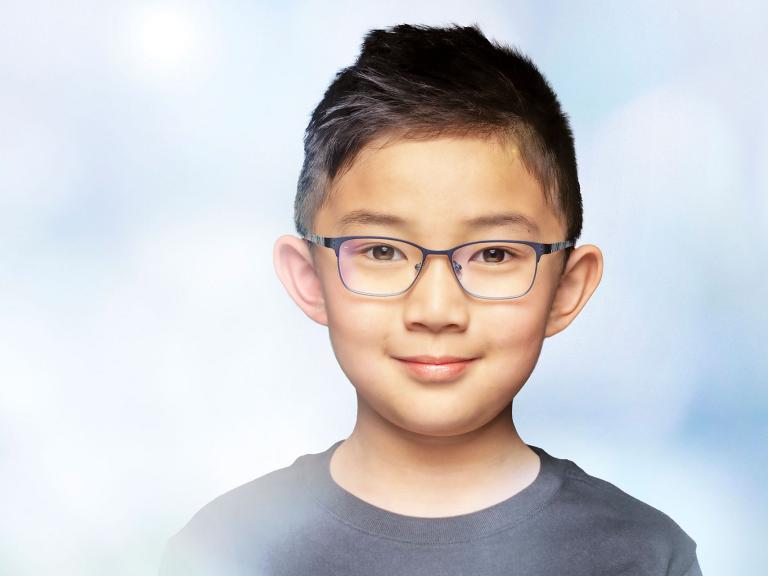 cậu bé đeo tròng Zeiss UVProtect