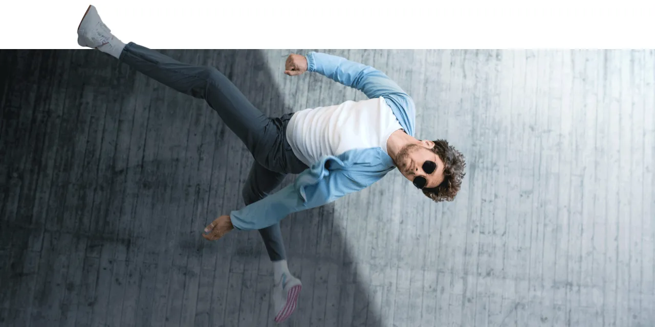 người đàn ông đeo tròng kính zeiss