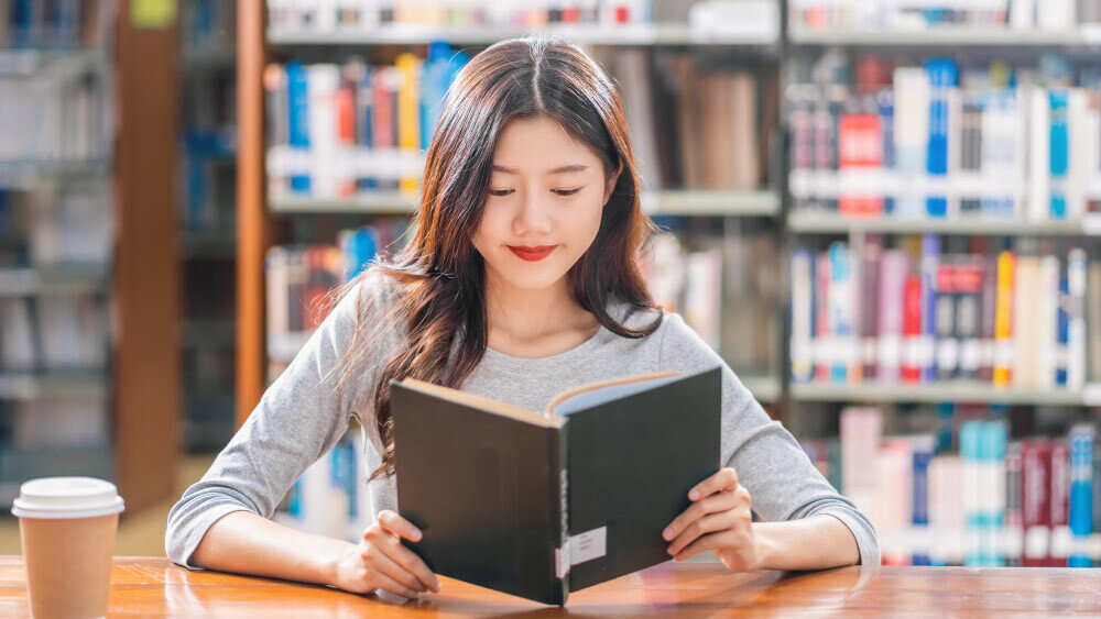 một cô gái đang đọc sách