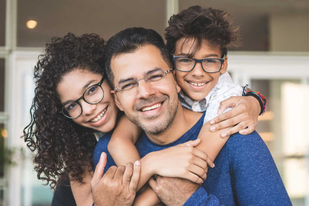 ba người đeo tròng kính Essilor cao cấp