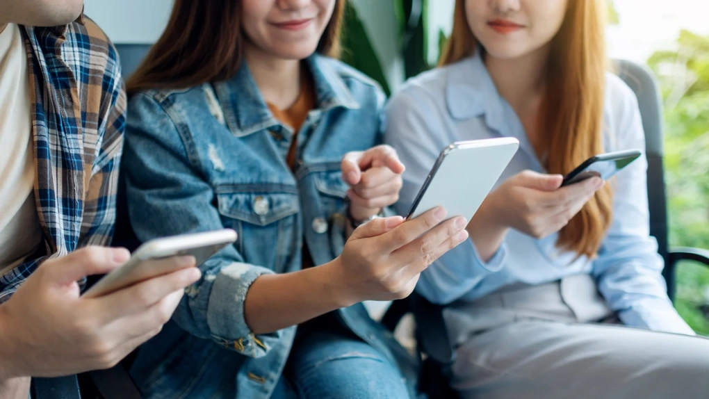 ba người đang bấm điện thoại