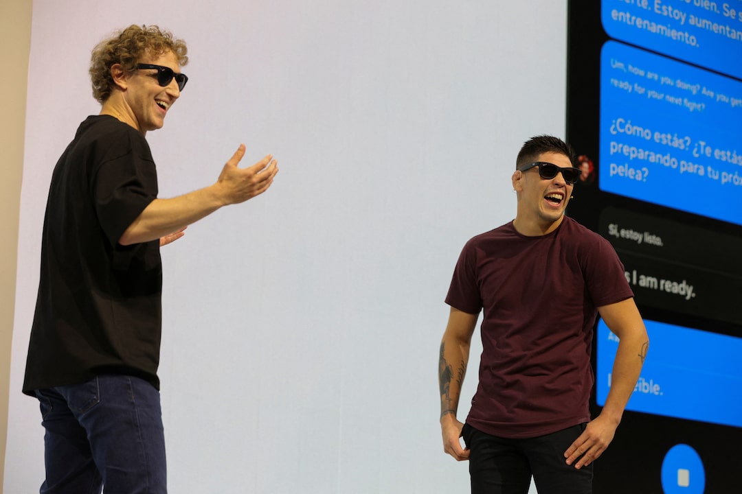 hình ảnh mark zuckerberg và một người đàn ông đang đeo kính thông minh AI Ray-Ban Meta