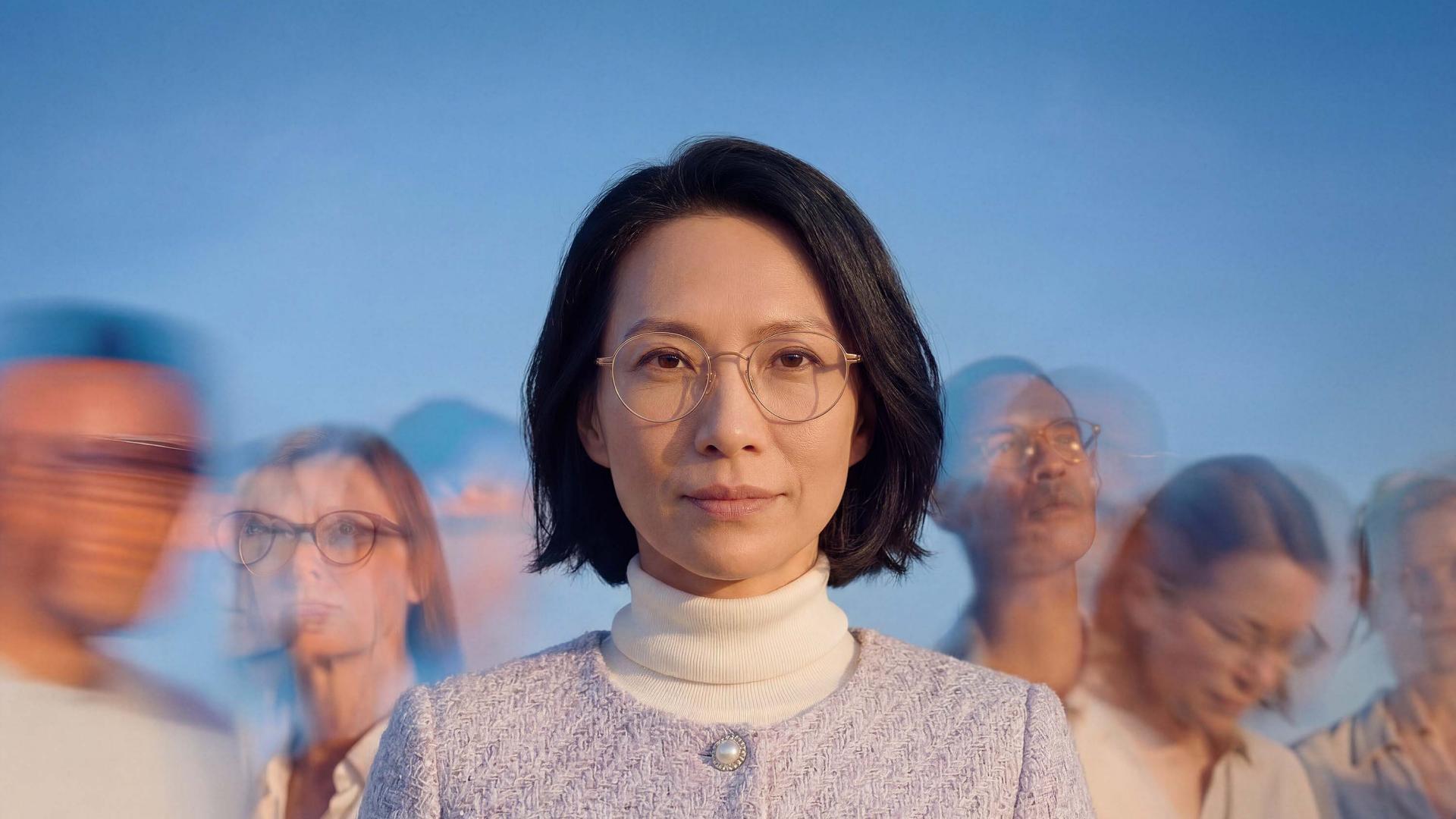 người phụ nữ đeo tròng kính Zeiss ClearMind