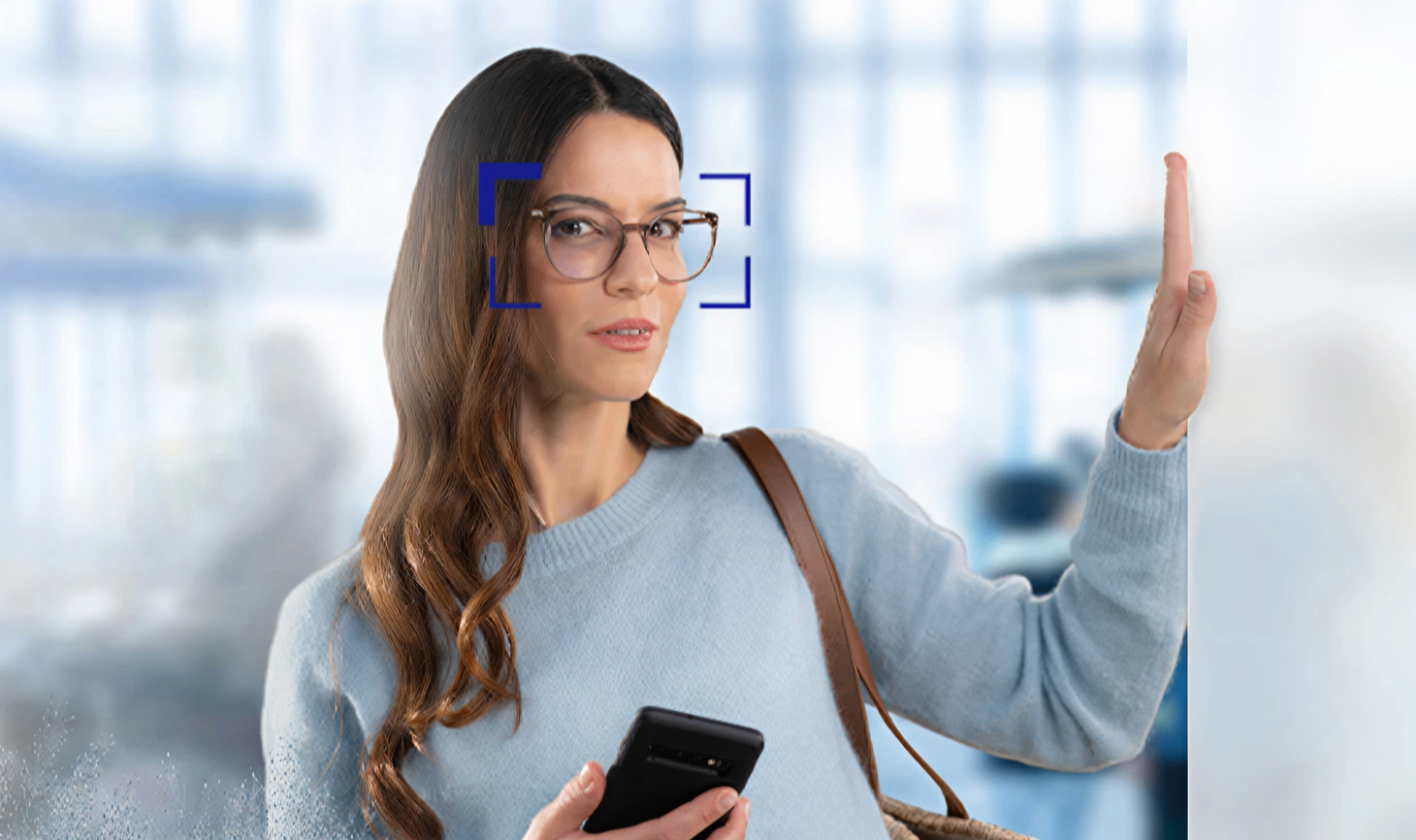 người phụ nữ đeo kính đa tròng Zeiss SmartLife