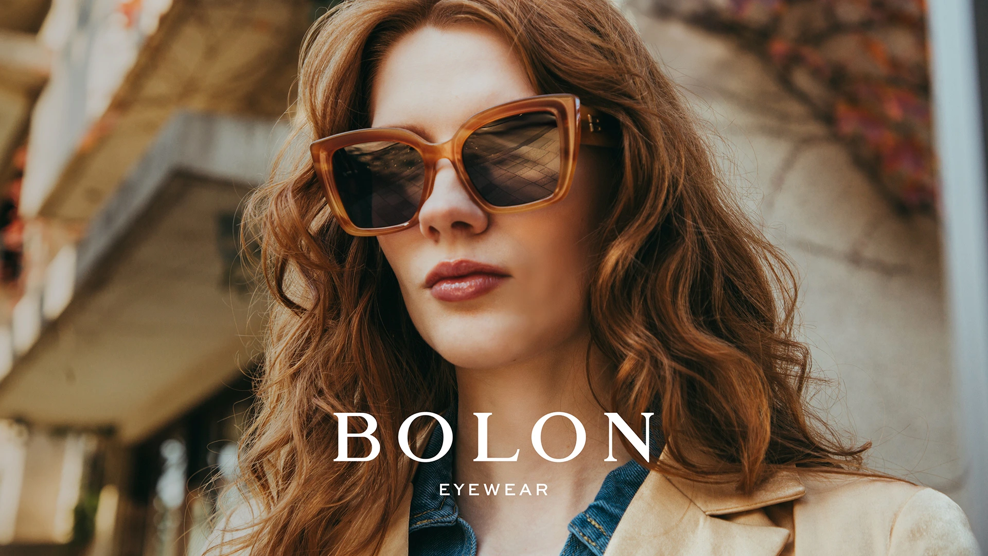 người phụ nữ đeo kính Bolon